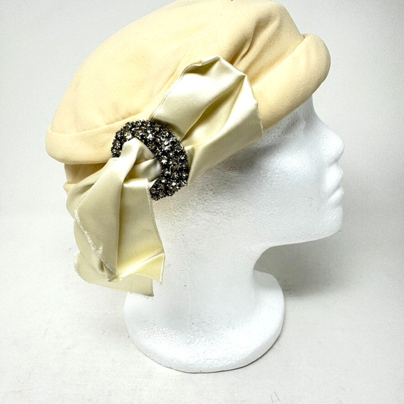 Vintage 1950s Miss Alice Pillbox Hat Cream Crepe De Chine Ribbon Crystal Brooch - Picture 1 of 7